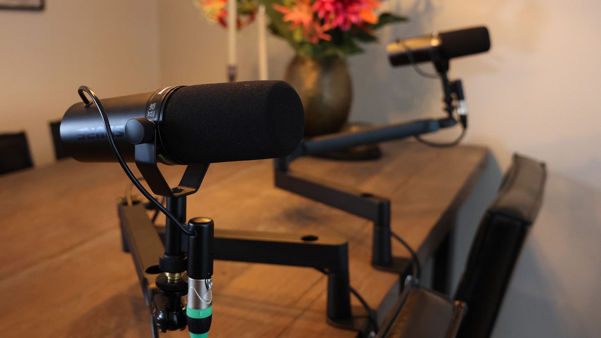 Shure-microfoon op een zwenkarm boven de keukentafel in de studio