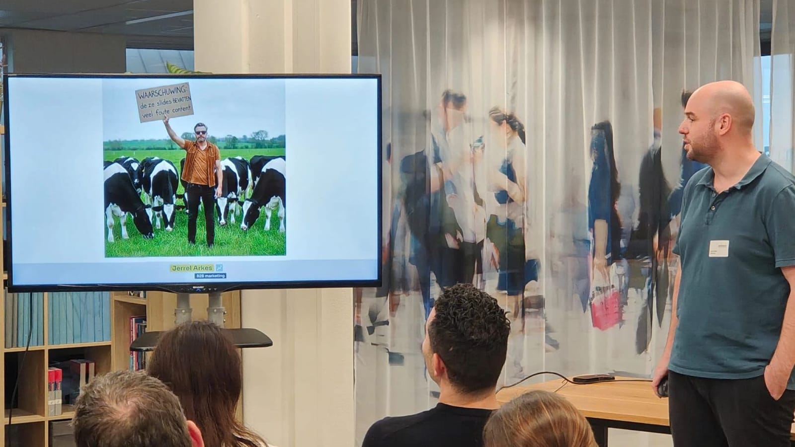 Jerrel Arkes presenteert voor een kleine groep in een kantoorruimte